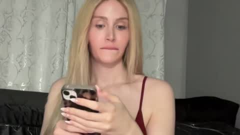 Stella Bella online show from September 17, 2025, 3:30 am