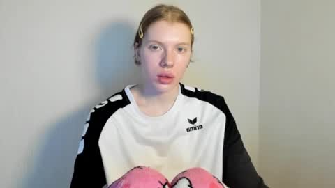 Snapshot of stellaswen chatting on November 6, 2025, 10:05 am S T E L L A online show from November 6, 2025, 10:05 am