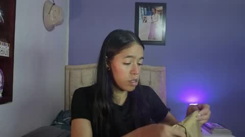 Stephania online show from April 17, 2026, 3:37 pm