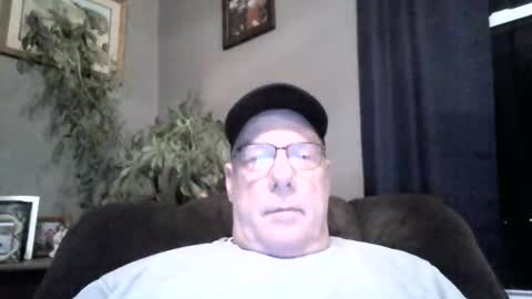 Snapshot of stew1014 chatting on December 22, 2024, 12:49 pm bobby online show from December 22, 2024, 12:49 pm