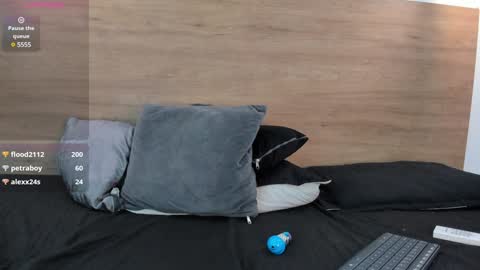 stivenbenet1 online show from December 18, 2024, 6:35 pm