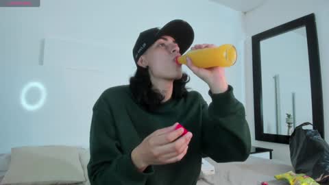 stivenbenet1 online show from December 27, 2024, 8:18 pm