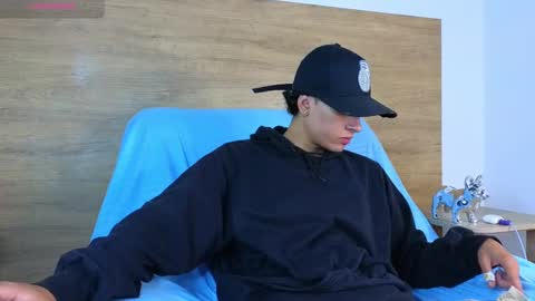 stivenbenet1 online show from September 25, 2025, 2:43 pm