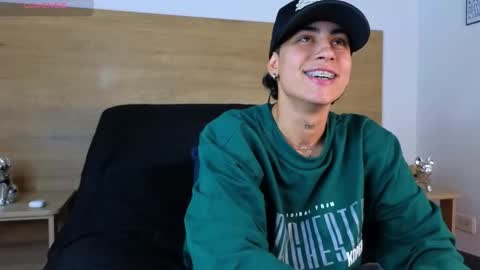 stivenbenet1 online show from September 29, 2025, 9:52 pm