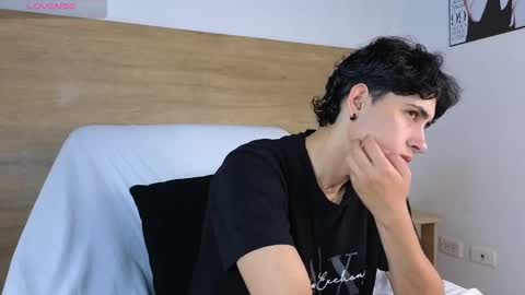 stivenbenet1 online show from October 2, 2025, 12:01 pm