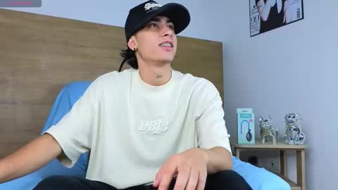 stivenbenet1 online show from October 23, 2025, 12:59 pm