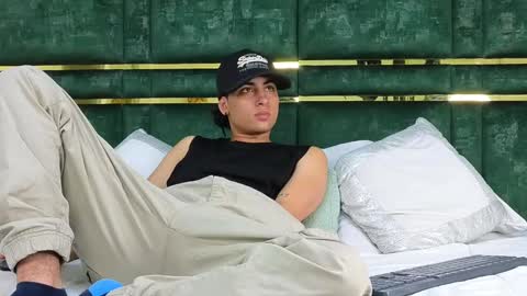 stivenbenet1 online show from October 28, 2025, 8:22 pm