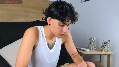 stivenbenet1 online show from November 2, 2025, 1:24 pm