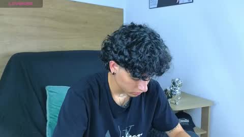 stivenbenet1 online show from November 5, 2025, 9:15 pm