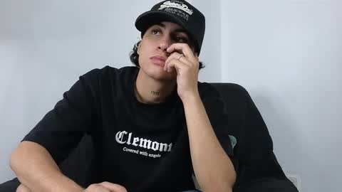 stivenbenet1 online show from November 10, 2025, 8:52 pm