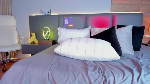 Stone Lee  online show from February 4, 2025, 1:48 pm