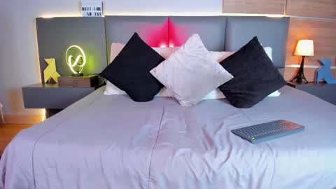 Stone Lee  online show from February 9, 2025, 6:33 am