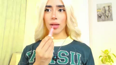 Snapshot of stormirusso chatting on October 8, 2025, 2:20 am Mar online show from October 8, 2025, 2:20 am