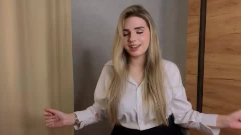 Luna online show from November 19, 2025, 3:01 pm