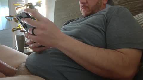 Snapshot of str8neighbordad chatting on February 26, 2025, 4:56 pm Masked man online show from February 26, 2025, 4:56 pm