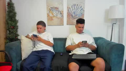 Snapshot of straight__friends chatting on April 29, 2026, 2:43 pm straight__friends online show from April 29, 2026, 2:43 pm