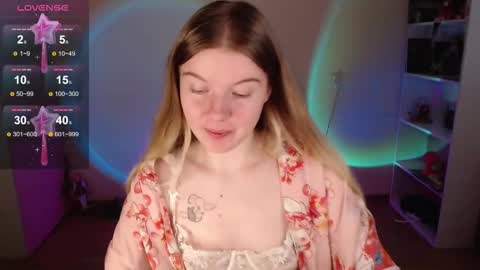 Snapshot of strawberry_juli chatting on September 16, 2025, 9:10 am Juli online show from September 16, 2025, 9:10 am