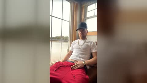 Snapshot of strokinbytheocean chatting on March 31, 2026, 2:06 pm strokinbytheocean online show from March 31, 2026, 2:06 pm