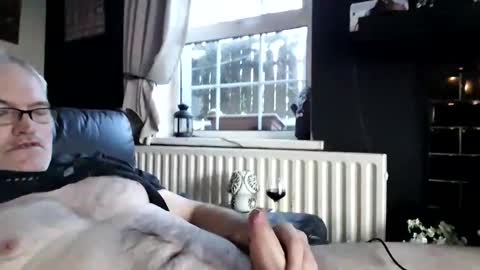 stud_1975 online show from November 2, 2025, 8:17 am