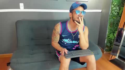 STUD HUNK LATIN online show from March 3, 2025, 9:37 pm