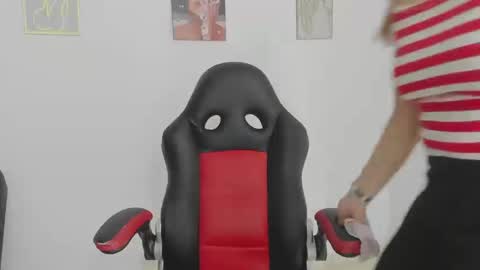 sugar_milff online show from September 19, 2025, 3:02 pm