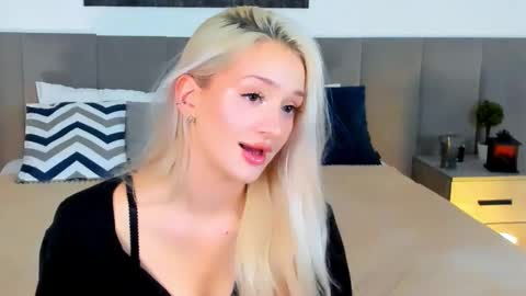 Snapshot of sugarwhisper chatting on October 8, 2025, 7:33 pm sugarwhisper online show from October 8, 2025, 7:33 pm