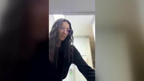 Snapshot of sulyrouse chatting on June 13, 2026, 4:05 pm suly online show from June 13, 2026, 4:05 pm