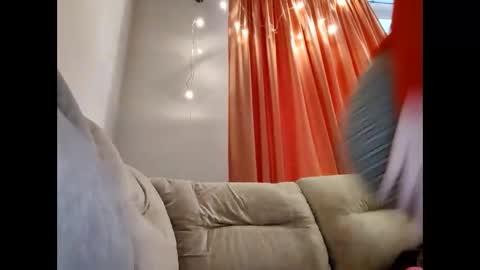 Annie online show from January 5, 2025, 10:21 am