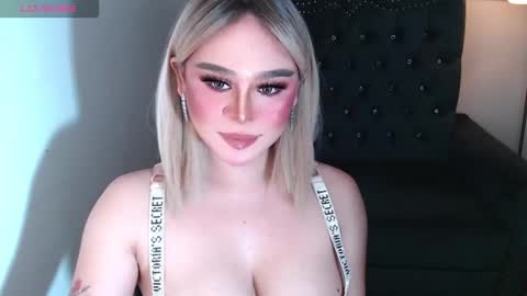 Snapshot of superh0tangelxx chatting on October 20, 2025, 1:50 am CARMINA online show from October 20, 2025, 1:50 am