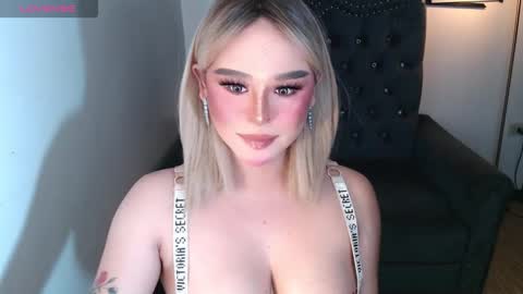 Snapshot of superh0tangelxx chatting on November 3, 2025, 1:08 am CARMINA online show from November 3, 2025, 1:08 am