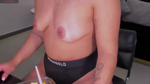 Snapshot of sussybell_ chatting on December 2, 2025, 8:48 pm Sussy Bell online show from December 2, 2025, 8:48 pm