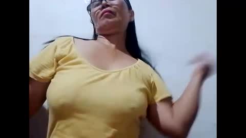 Snapshot of suzzie_hot chatting on January 4, 2025, 8:28 am suzzie_hot online show from January 4, 2025, 8:28 am