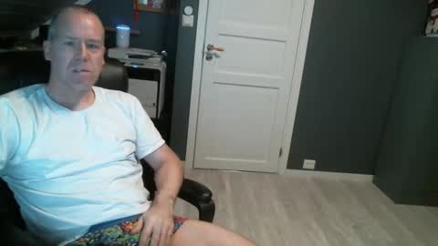 Snapshot of sverige1980 chatting on December 14, 2025, 2:11 pm Tom online show from December 14, 2025, 2:11 pm