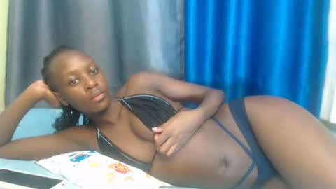 Snapshot of sweet69petyte chatting on December 23, 2024, 7:49 am Petite Queen online show from December 23, 2024, 7:49 am