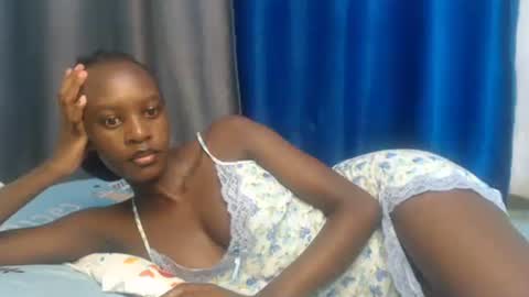 Snapshot of sweet69petyte chatting on January 6, 2025, 4:26 am Petite Queen online show from January 6, 2025, 4:26 am