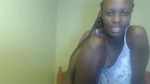 Snapshot of sweet69petyte chatting on January 24, 2025, 7:19 am Petite Queen online show from January 24, 2025, 7:19 am