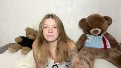 Snapshot of sweet__bunnies chatting on October 8, 2025, 6:22 am Mia and Robert online show from October 8, 2025, 6:22 am