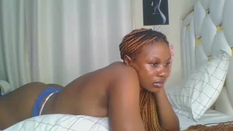 Snapshot of sweet_blackgal chatting on January 12, 2025, 12:18 am Lavie online show from January 12, 2025, 12:18 am