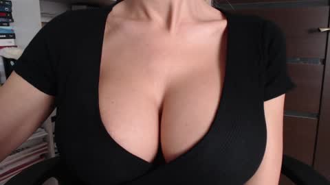 Snapshot of sweet_lil_thing chatting on October 21, 2025, 5:30 am Jen online show from October 21, 2025, 5:30 am