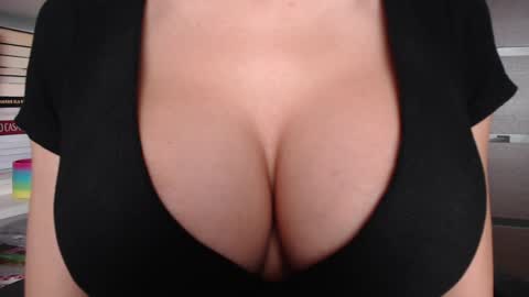 Snapshot of sweet_lil_thing chatting on November 3, 2025, 7:31 am Jen online show from November 3, 2025, 7:31 am