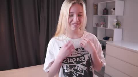 Lily online show from April 27, 2026, 7:12 pm