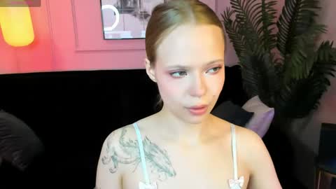Snapshot of sweet_lucile chatting on May 6, 2026, 6:52 am Lucy online show from May 6, 2026, 6:52 am