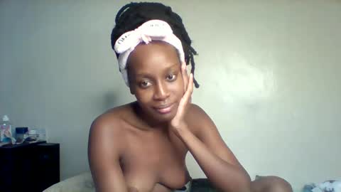 Snapshot of sweet_xtin12 chatting on October 26, 2025, 6:36 pm Sexy petite online show from October 26, 2025, 6:36 pm