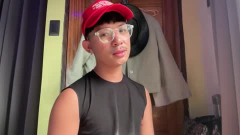 Snapshot of sweetguy102103 chatting on December 2, 2025, 1:44 am khrayan online show from December 2, 2025, 1:44 am