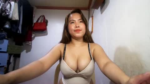Snapshot of sweetie_trishiaxx chatting on July 16, 2026, 1:28 pm Your GoodGirlSweet trish online show from July 16, 2026, 1:28 pm