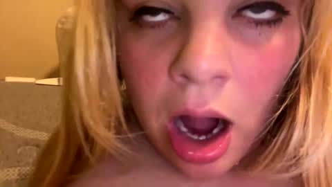 Snapshot of sweetlisa92 chatting on March 5, 2025, 11:05 pm Lisa online show from March 5, 2025, 11:05 pm