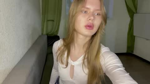 Snapshot of sweetlolly33 chatting on November 10, 2025, 4:55 am Lola online show from November 10, 2025, 4:55 am