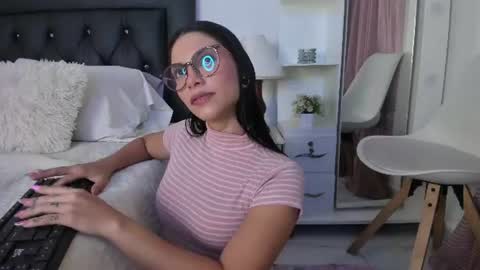 sweetnicky1 online show from June 9, 2026, 1:23 pm