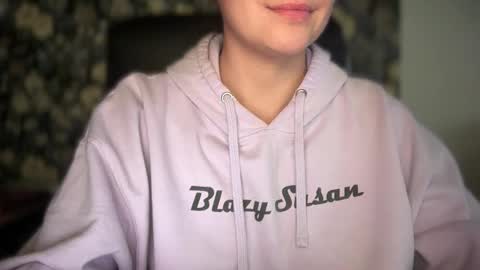 Snapshot of sweetssmashed chatting on November 14, 2025, 10:18 pm sweetssmashed online show from November 14, 2025, 10:18 pm