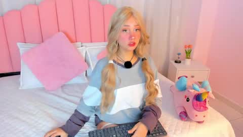 sweett_fire online show from April 15, 2026, 5:42 pm